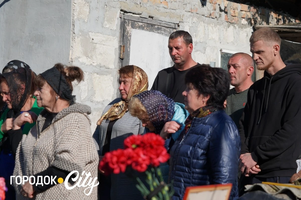 У селі Велика Яромирка городоччани провели в останню путь захисника Віктора Васильківського