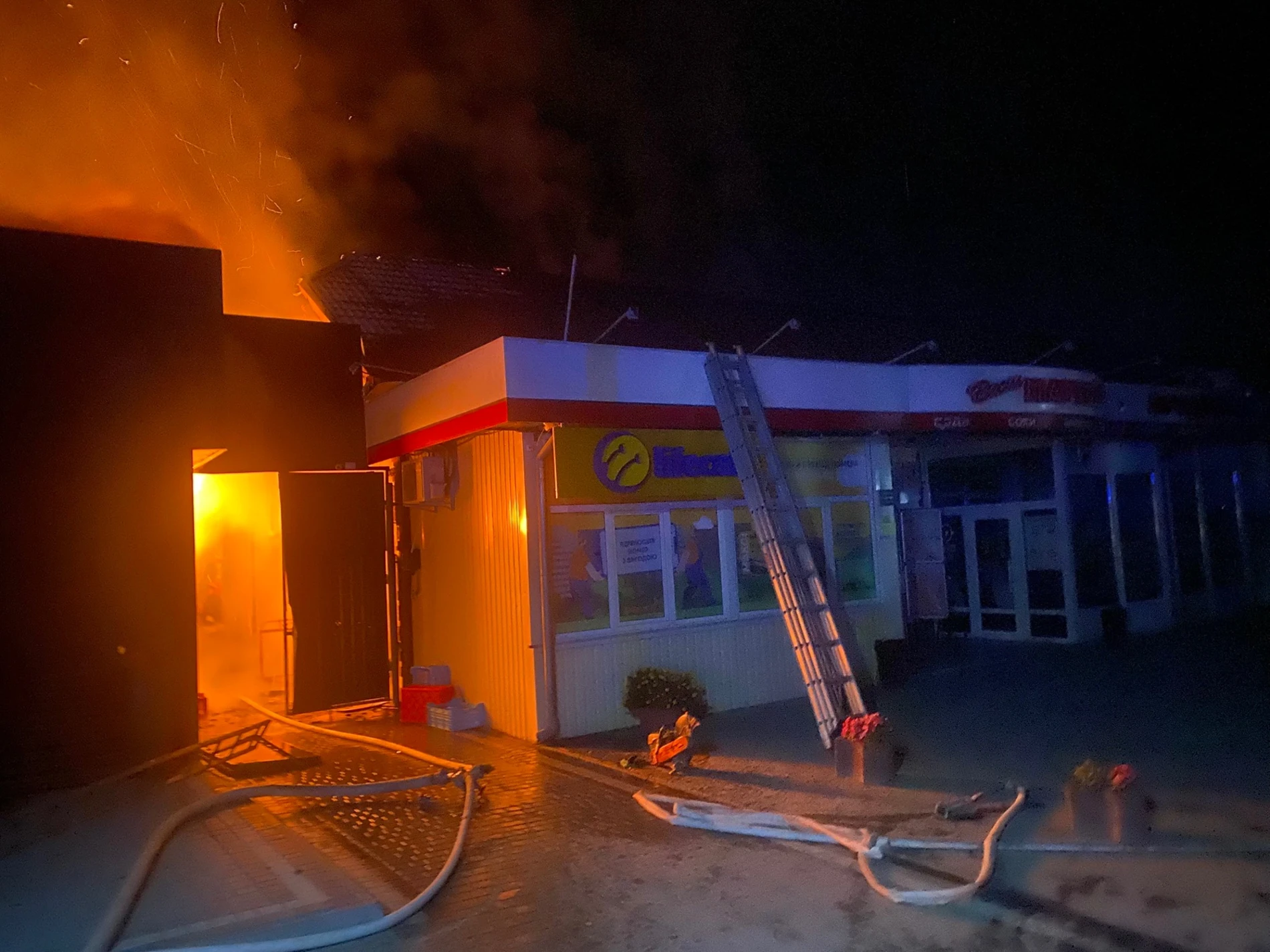 У Городку вночі горіли два магазини та аптека. Офіційна інформація від надзвичайників