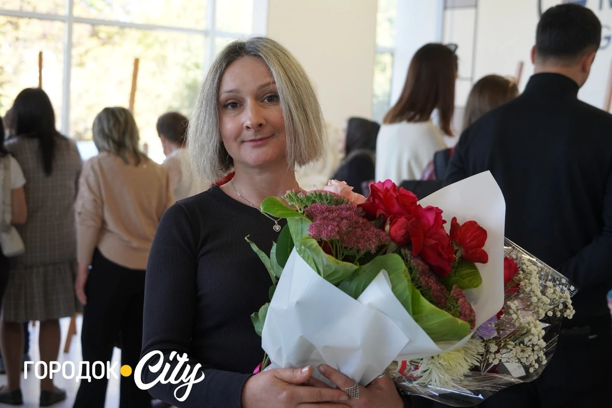 У Городку стартувала перша персональна виставка городоцької художниці Алєсі Пелюх (Гаджук)