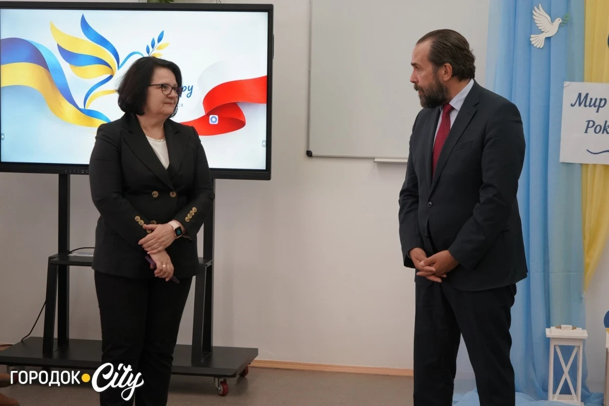 «Можливо, разом знайдемо рішення»: Пйотр Лукасевич відвідав польськомовний ліцей у Городку