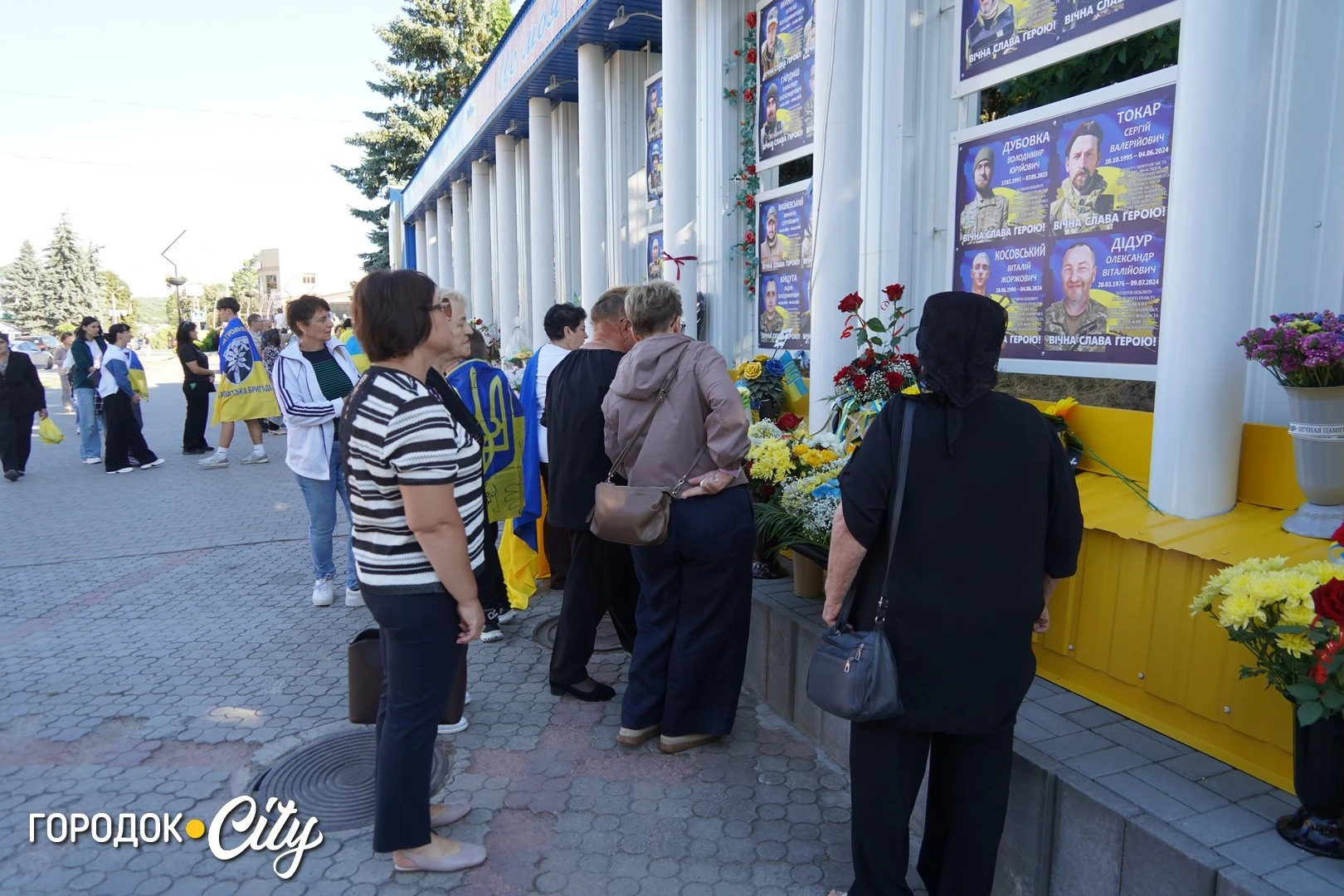 Соняшники для загиблих, голуби для зниклих безвісти: у Городку провели пам’ятну акцію
