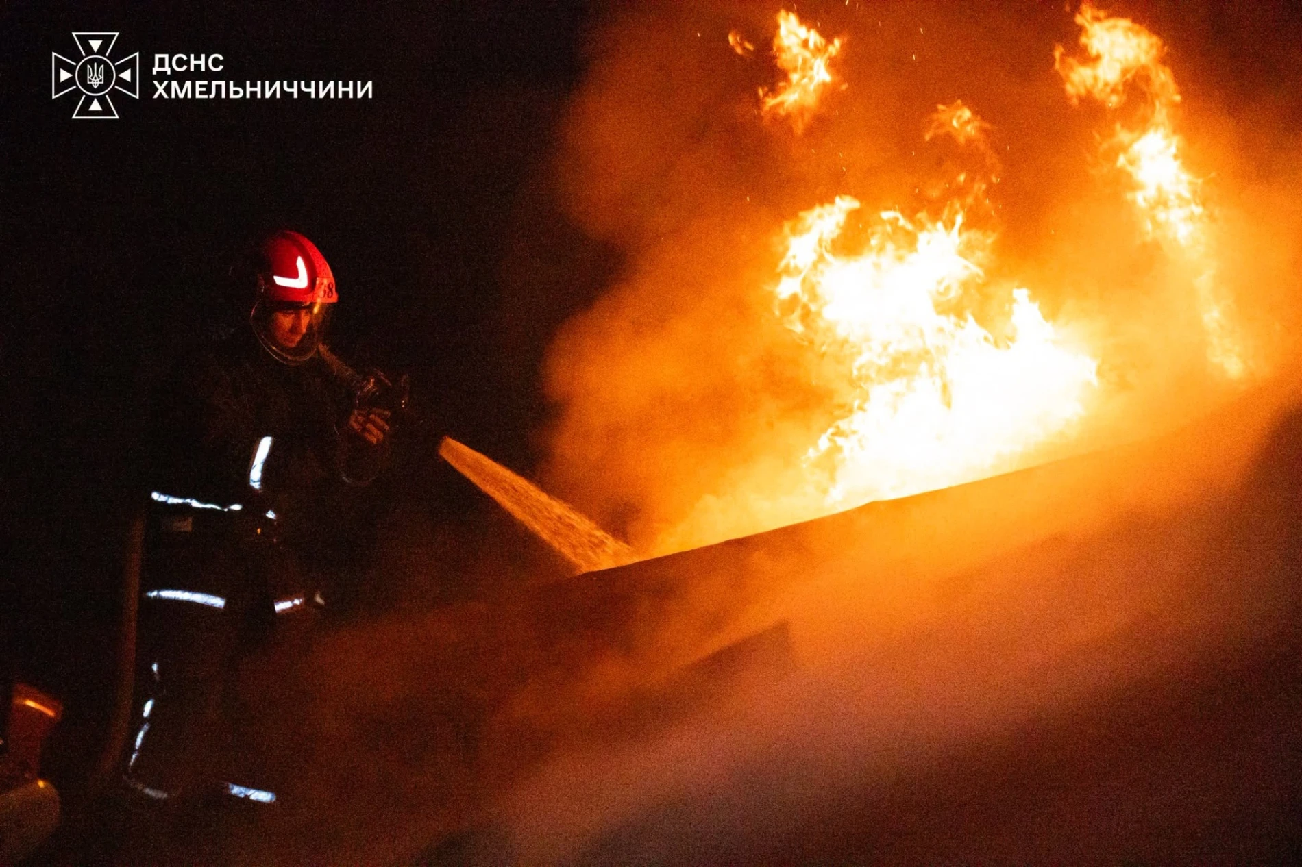 Рятувальники Хмельниччини під час пожежі в магазині врятували двох жінок