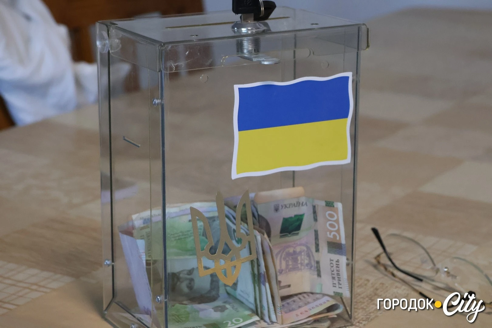 20 тисяч квадратних метрів: як у Городку волонтерки плетуть маскувальні сітки для військових