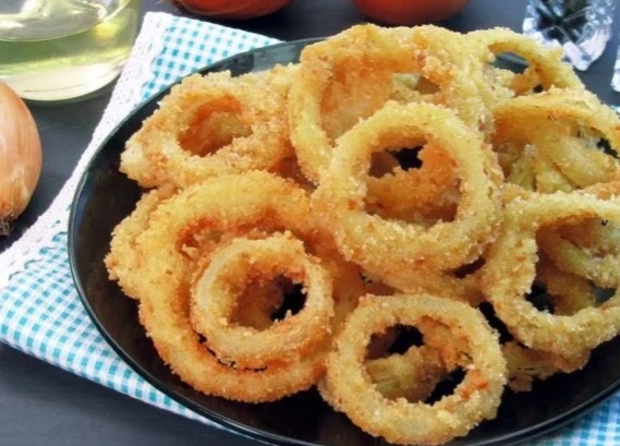 Від хрустких кілець до бхаджі: три рецепти закусок із цибулі