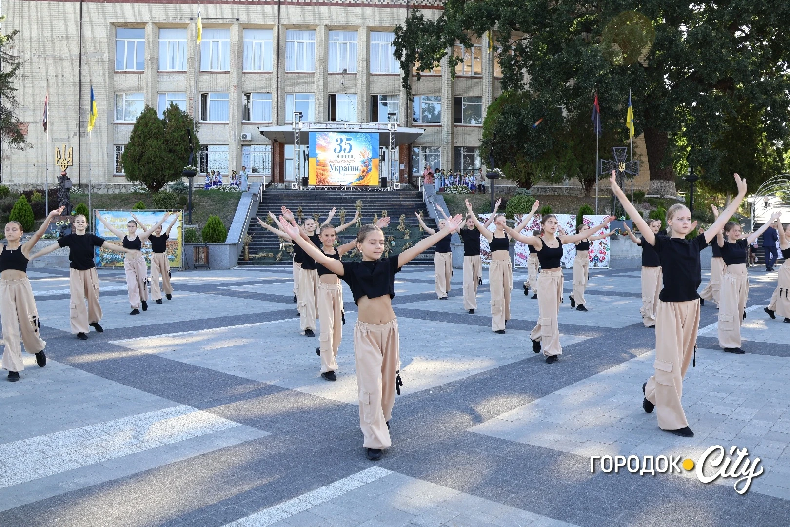 «Україну я хочу бачити вільною». Як у Городку відзначили 35-ту річницю Незалежності