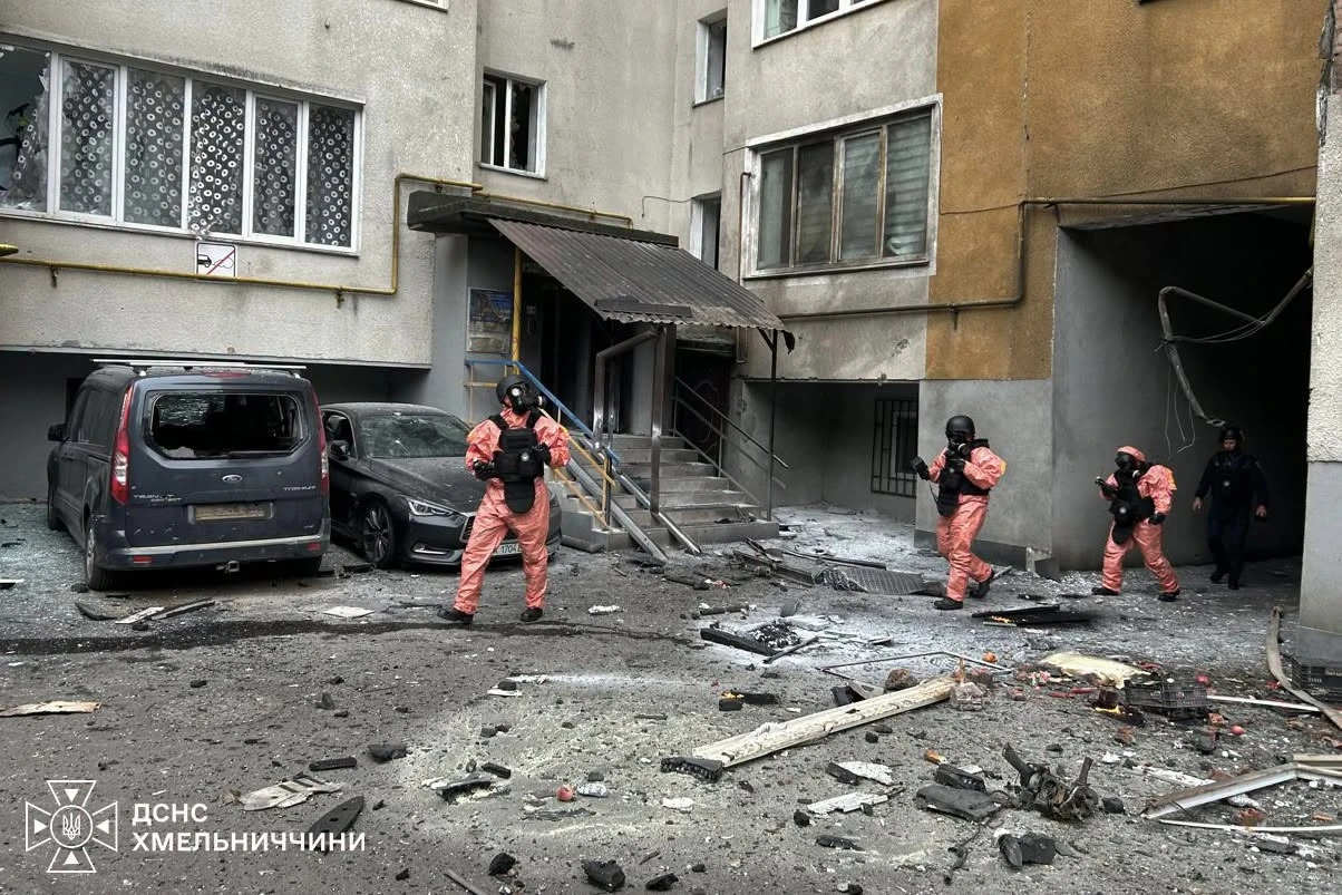 Атака російських безпілотників: знешкоджено 18 БПЛА, пошкоджена багатоповерхівка у Хмельницькому