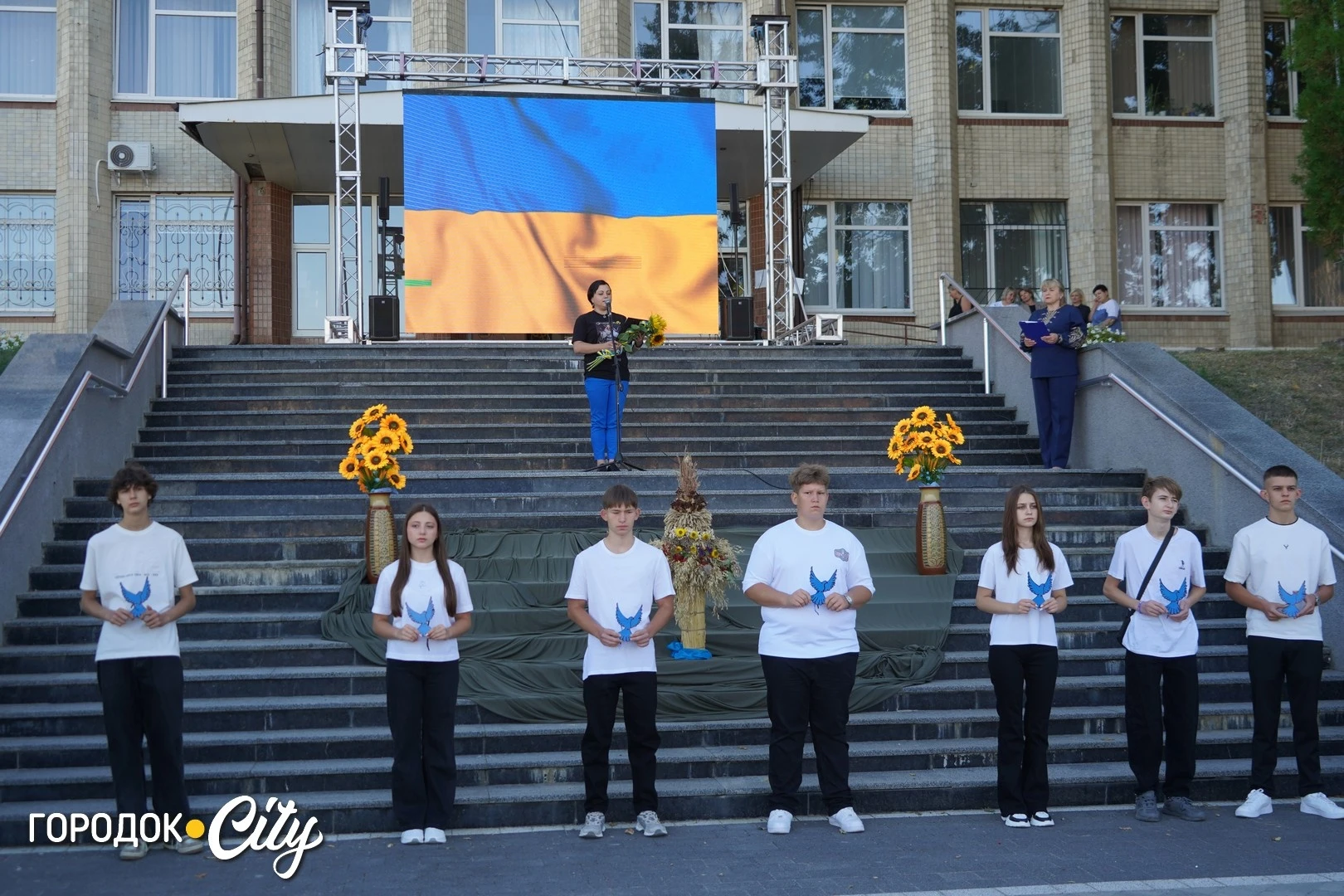 Соняшники для загиблих, голуби для зниклих безвісти: у Городку провели пам’ятну акцію