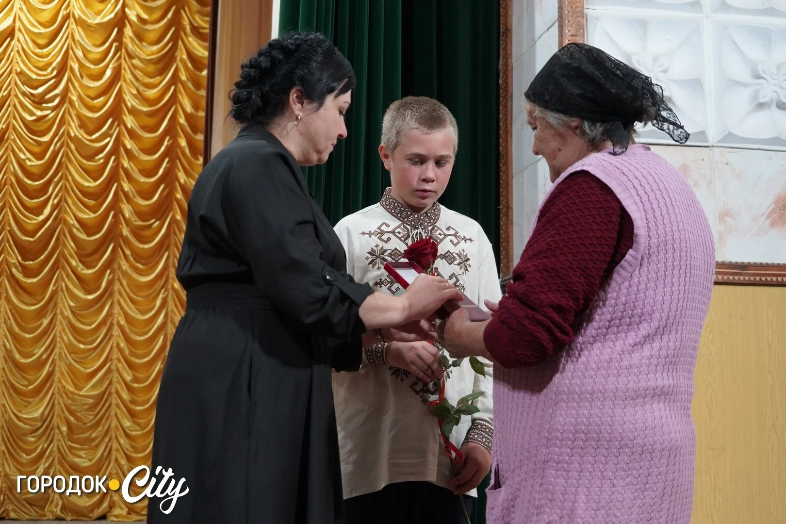 «Ми хочемо, щоб наших дітей пам’ятали»: у Городку матерям загиблих захисників вручили відзнаки