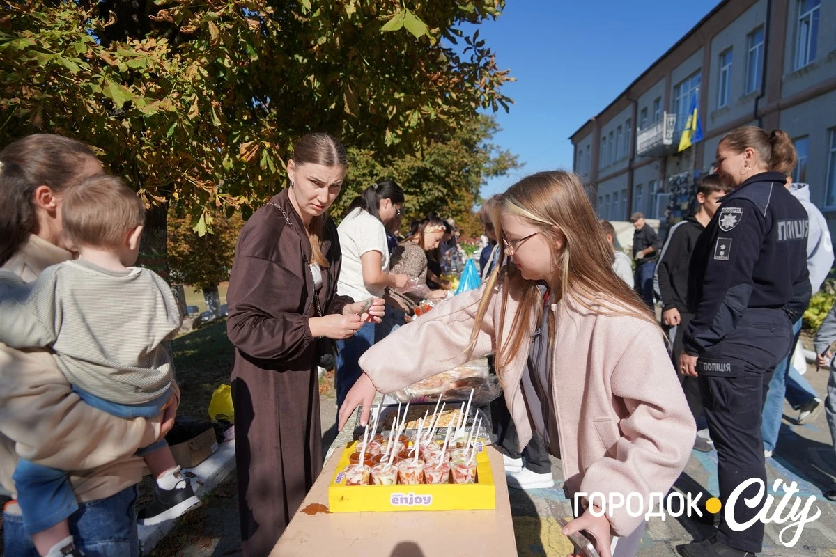 У Городоцькому ліцеї №1 на ярмарку зібрали понад 28 тисяч гривень для ЗСУ