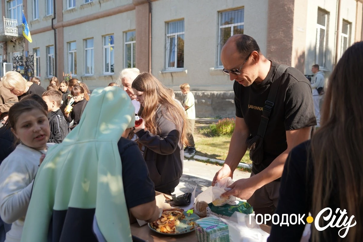 У Городоцькому ліцеї №1 на ярмарку зібрали понад 28 тисяч гривень для ЗСУ