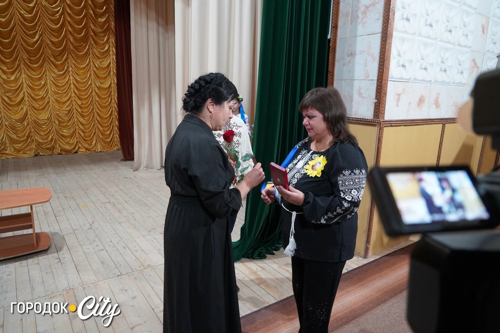 «Ми хочемо, щоб наших дітей пам’ятали»: у Городку матерям загиблих захисників вручили відзнаки