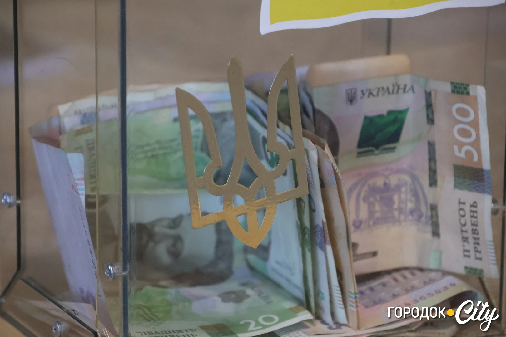 20 тисяч квадратних метрів: як у Городку волонтерки плетуть маскувальні сітки для військових