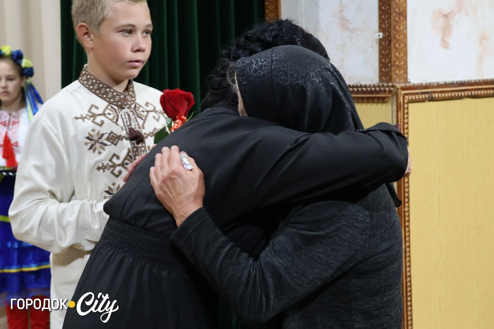 «Ми хочемо, щоб наших дітей пам’ятали»: у Городку матерям загиблих захисників вручили відзнаки