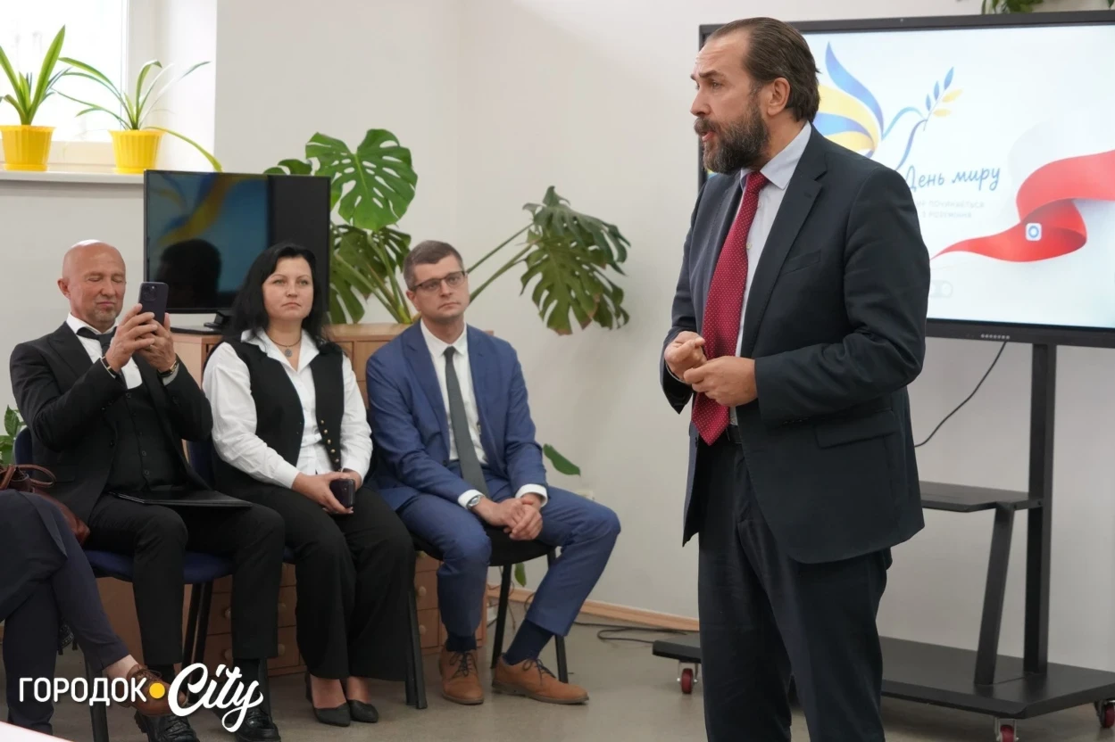«Можливо, разом знайдемо рішення»: Пйотр Лукасевич відвідав польськомовний ліцей у Городку