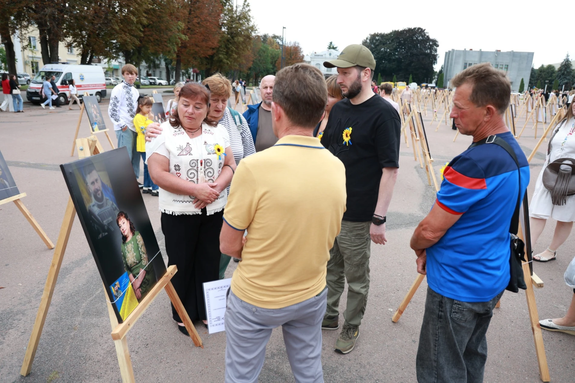 Родини полеглих воїнів із Городоччини долучилися до фотовиставки у Хмельницькому