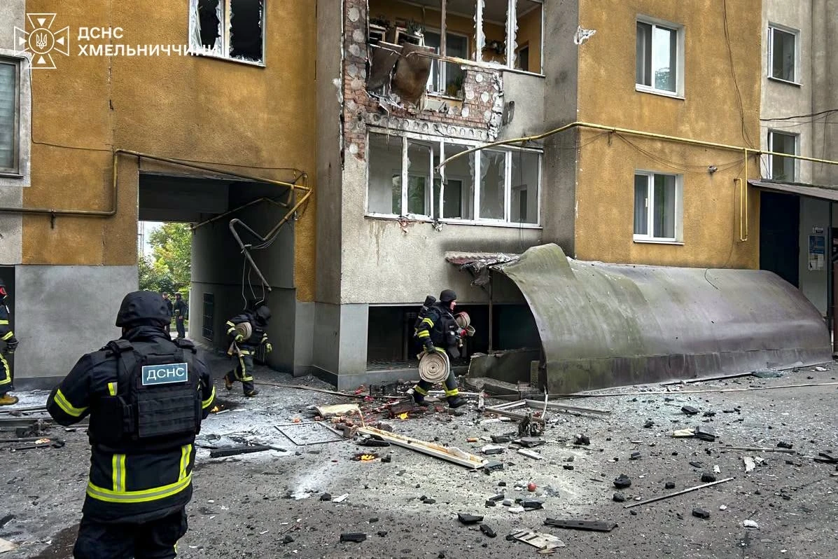 Атака російських безпілотників: знешкоджено 18 БПЛА, пошкоджена багатоповерхівка у Хмельницькому