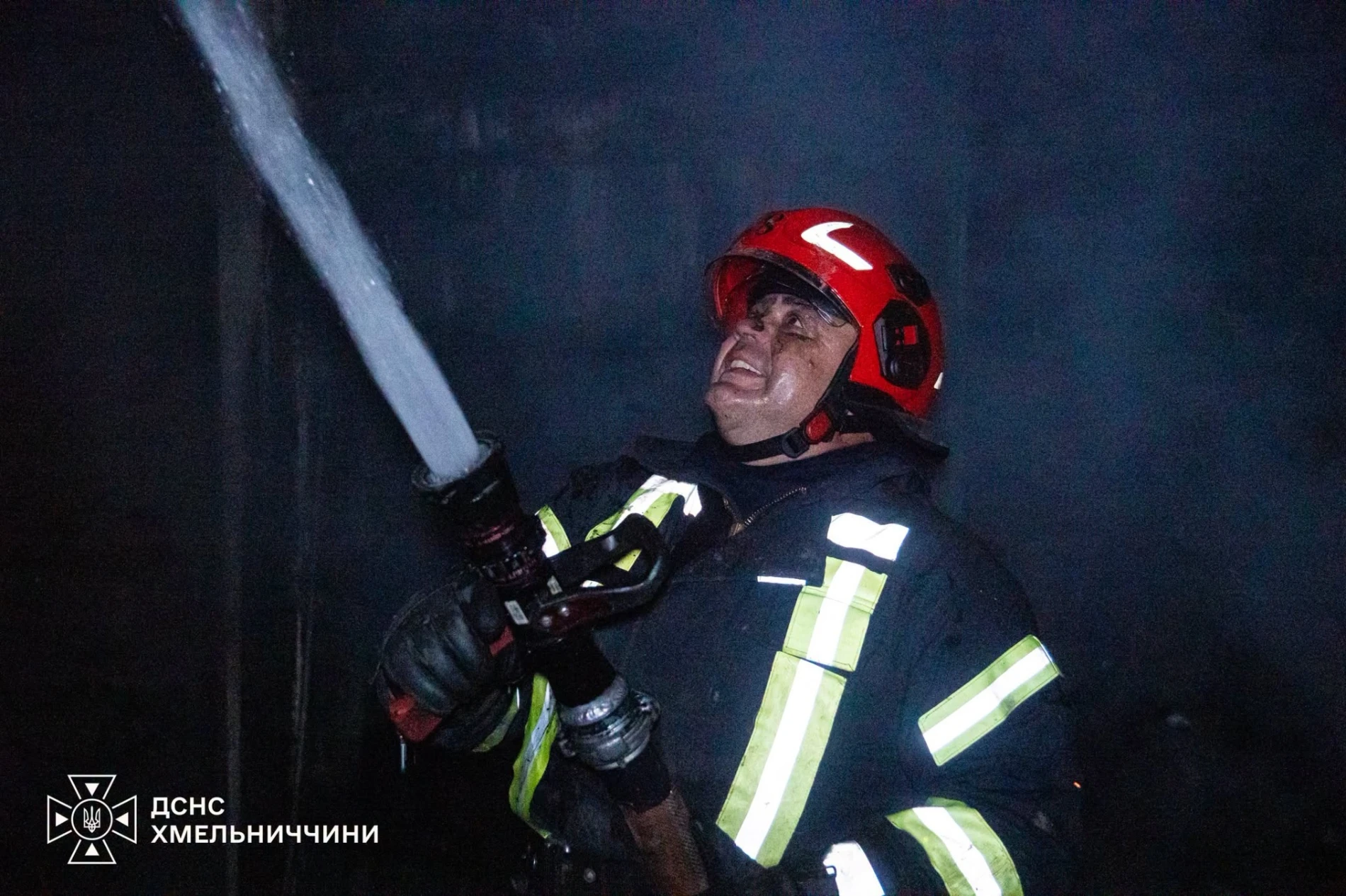 Рятувальники Хмельниччини під час пожежі в магазині врятували двох жінок