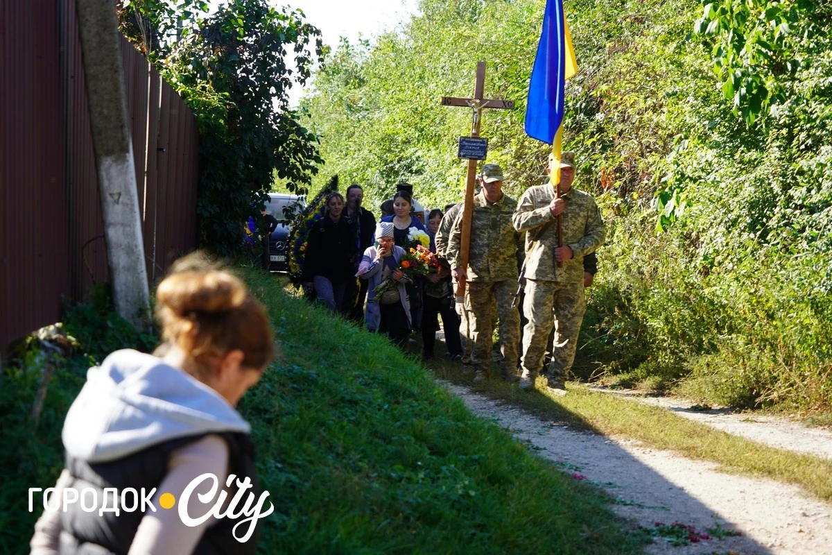 У селі Велика Яромирка городоччани провели в останню путь захисника Віктора Васильківського