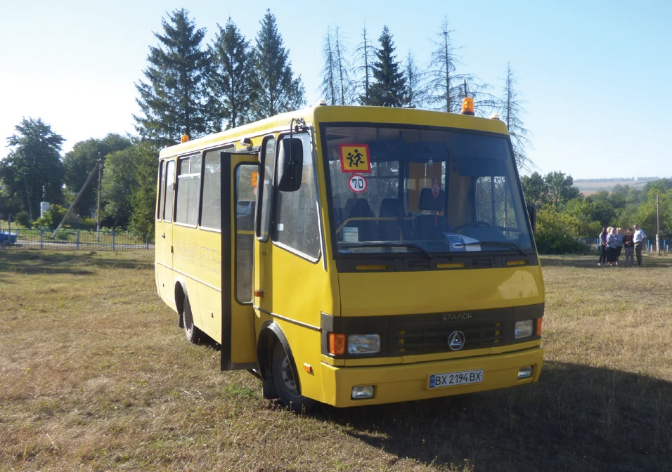 10 років тому: школярі Тростянця отримали новий шкільний автобус