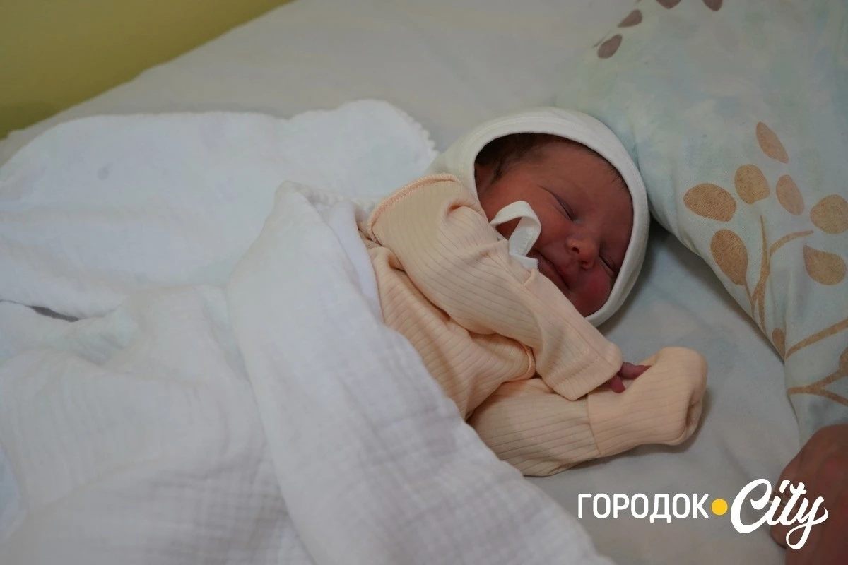 Перші миті життя у подарунок: у Городку започатковують безкоштовну фотозйомку новонароджених