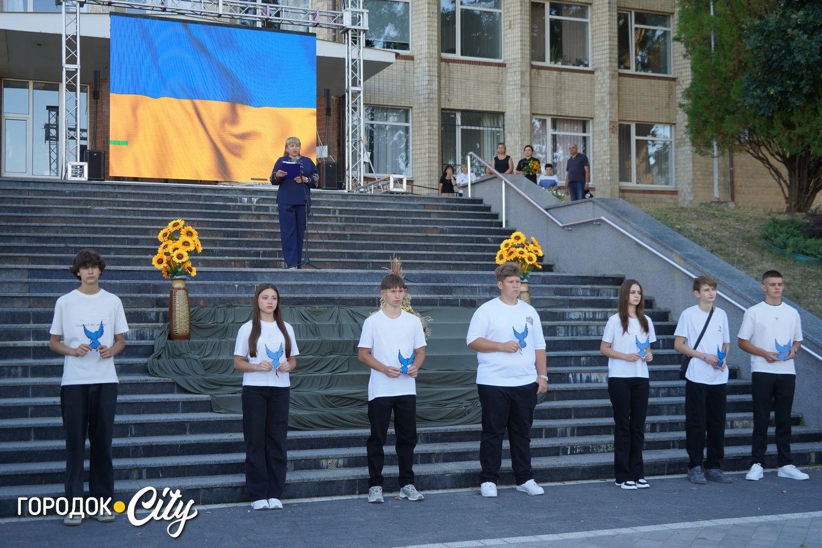 Соняшники для загиблих, голуби для зниклих безвісти: у Городку провели пам’ятну акцію