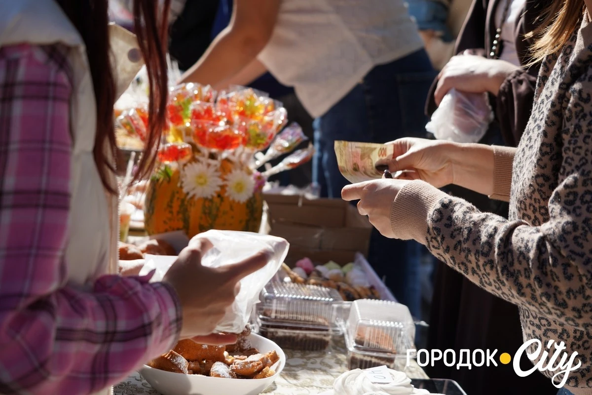 У Городоцькому ліцеї №1 на ярмарку зібрали понад 28 тисяч гривень для ЗСУ