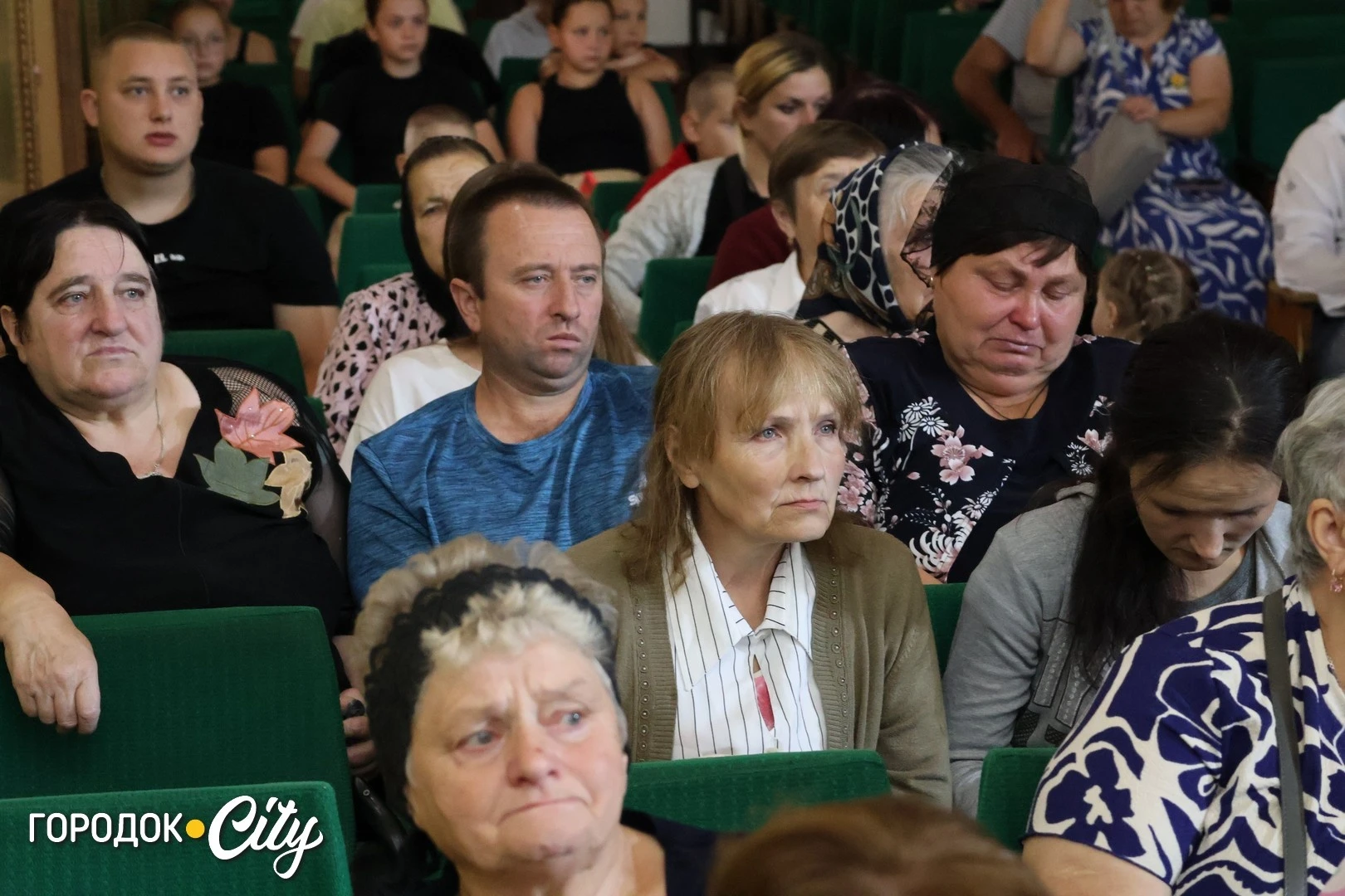 «Ми хочемо, щоб наших дітей пам’ятали»: у Городку матерям загиблих захисників вручили відзнаки