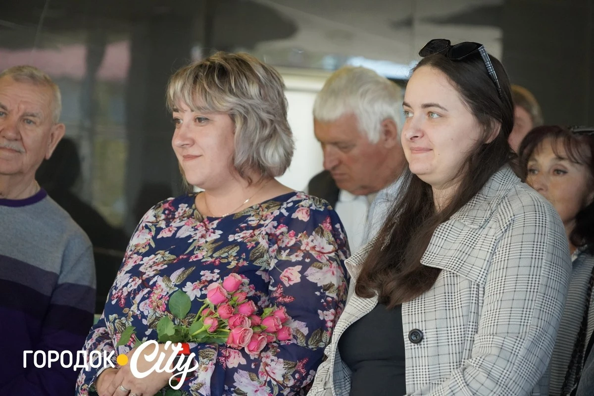 У Городку стартувала перша персональна виставка городоцької художниці Алєсі Пелюх (Гаджук)