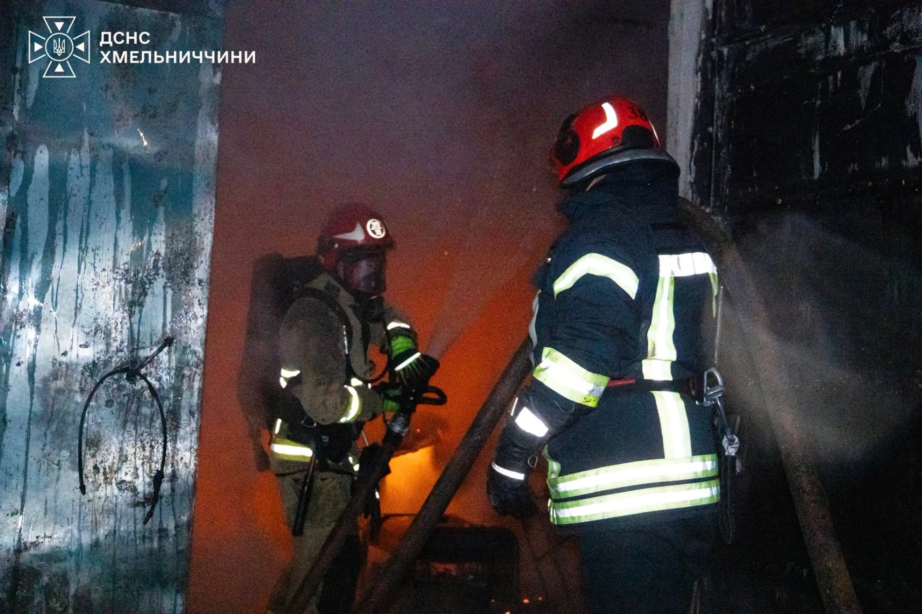 Рятувальники Хмельниччини під час пожежі в магазині врятували двох жінок