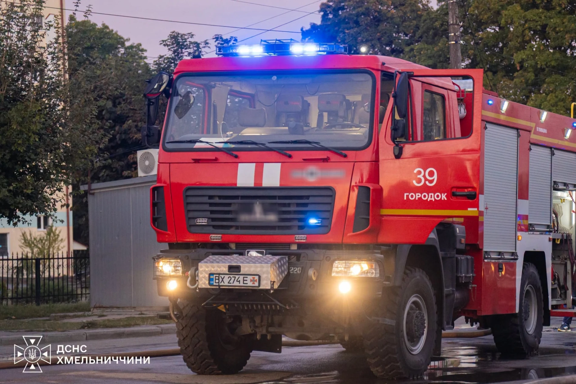 Рятувальники Хмельниччини під час пожежі в магазині врятували двох жінок