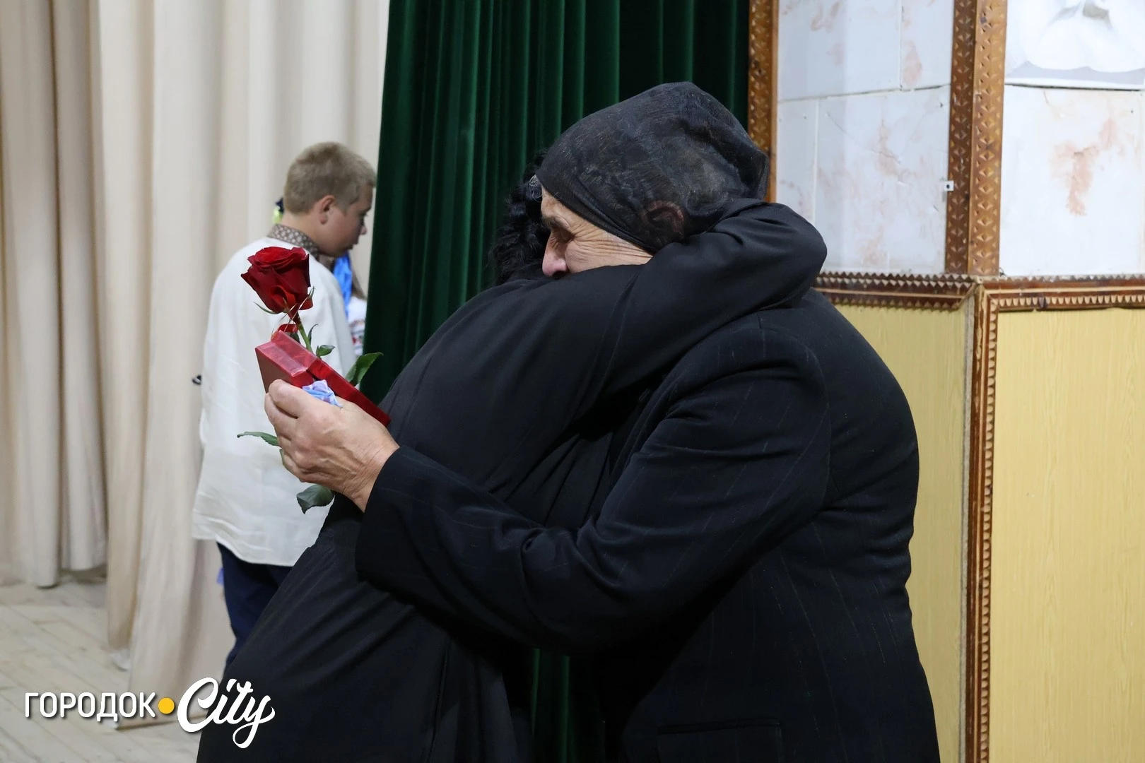 «Ми хочемо, щоб наших дітей пам’ятали»: у Городку матерям загиблих захисників вручили відзнаки