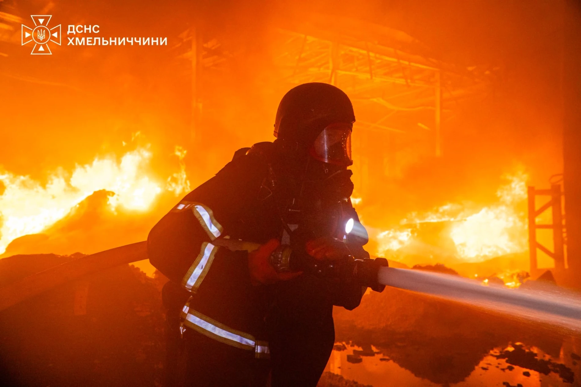 Десять атак за день і п’ять масштабних пожеж: росіяни знищили 85% товарів у логістичному центрі