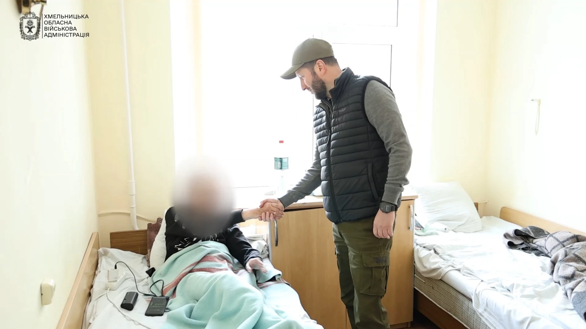 Ворожа атака на Хмельниччину: четверо людей поранені, пошкоджений медичний заклад