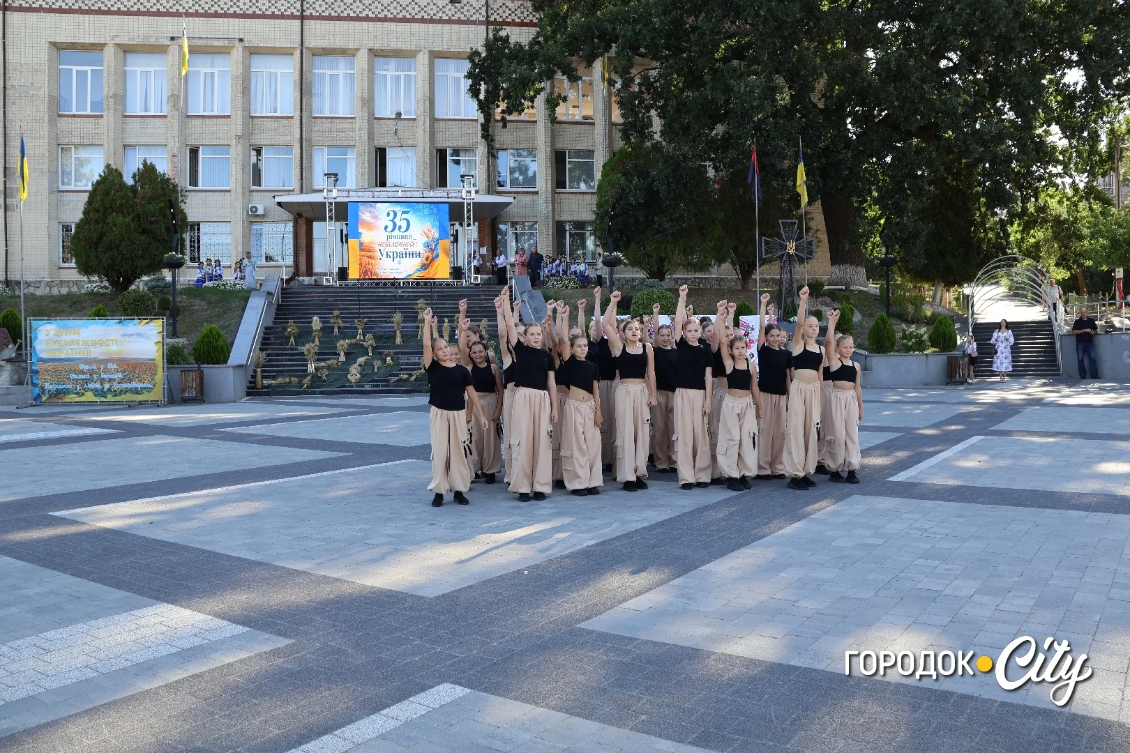 «Україну я хочу бачити вільною». Як у Городку відзначили 35-ту річницю Незалежності