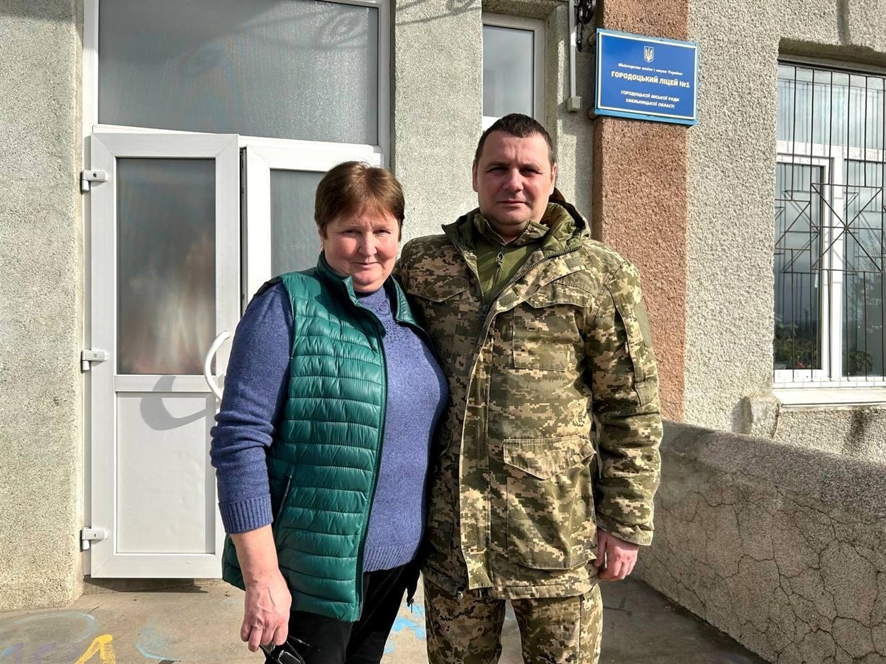 В'ячеслав Банас разом із директоркою Городоцького ліцею №1 Світланою Станицею
