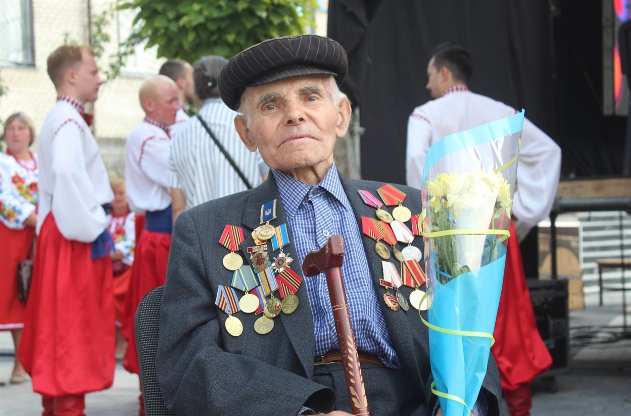 Коли розпочалася Друга світова війна, йому було всього 12 років. Уже в 17 він пішов воювати. Брав участь в обороні Мурманська у 1944-45 роках. Боронив свою Батьківщину пліч-о-пліч із грузинами, росіянами, азербайджанцями та молдаванами.