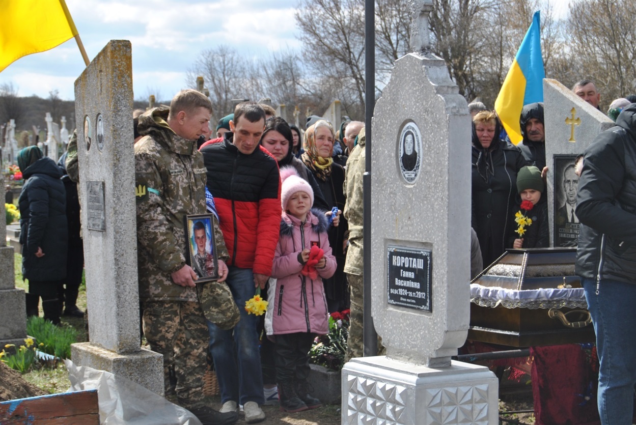 Прощання із Героєм на кладовищі.