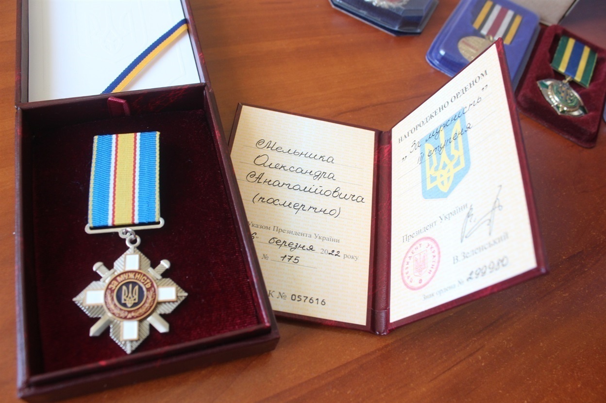Останню отримав посмертно. Нещодавно президент України нагородив Олександра орденом «За мужність» ІІІ ступеня.