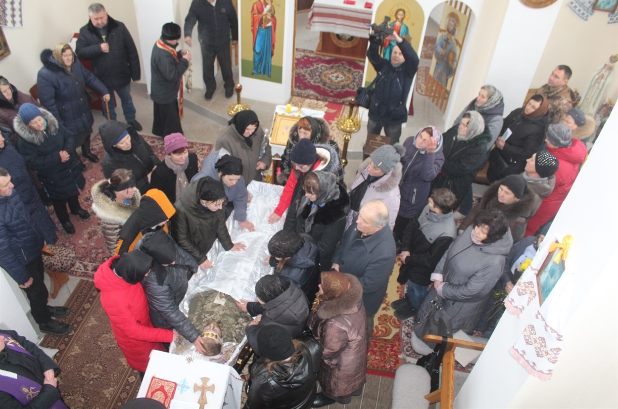 Заупокійна служба у храмі.