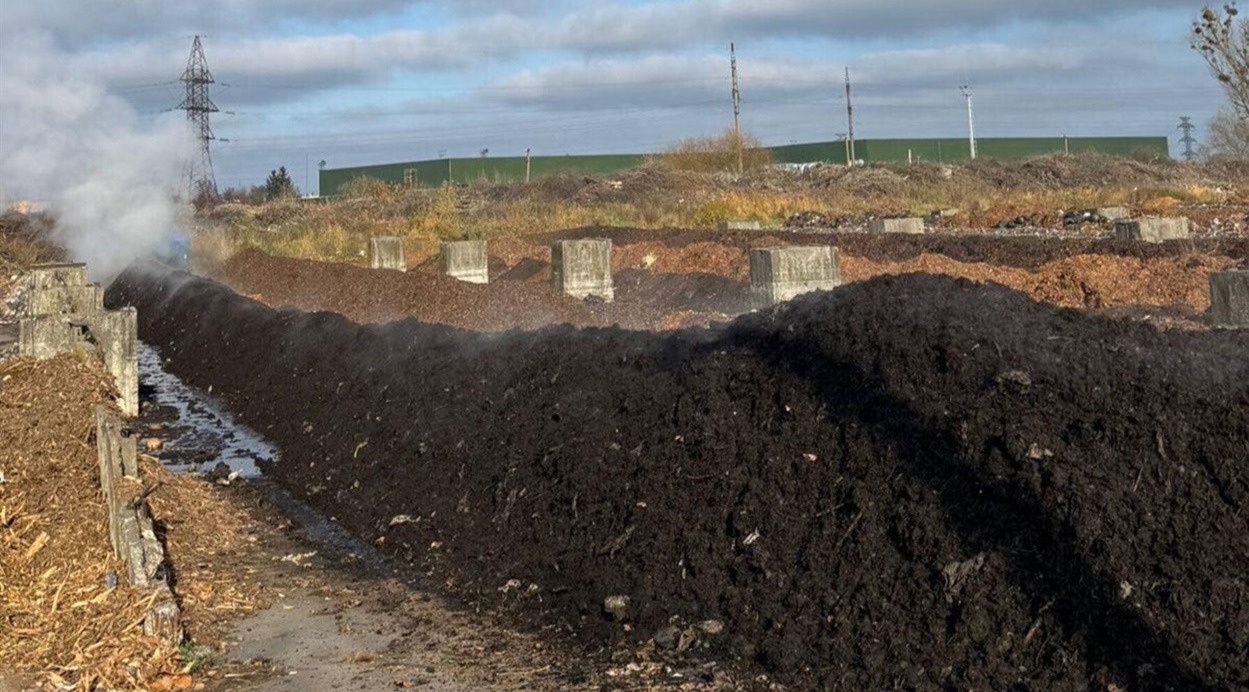 Ряд відсортованої органіки, яку перетворюють на підживку на станції компостування у Львові