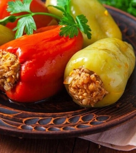 Перець, фарширований кіноа та квасолею