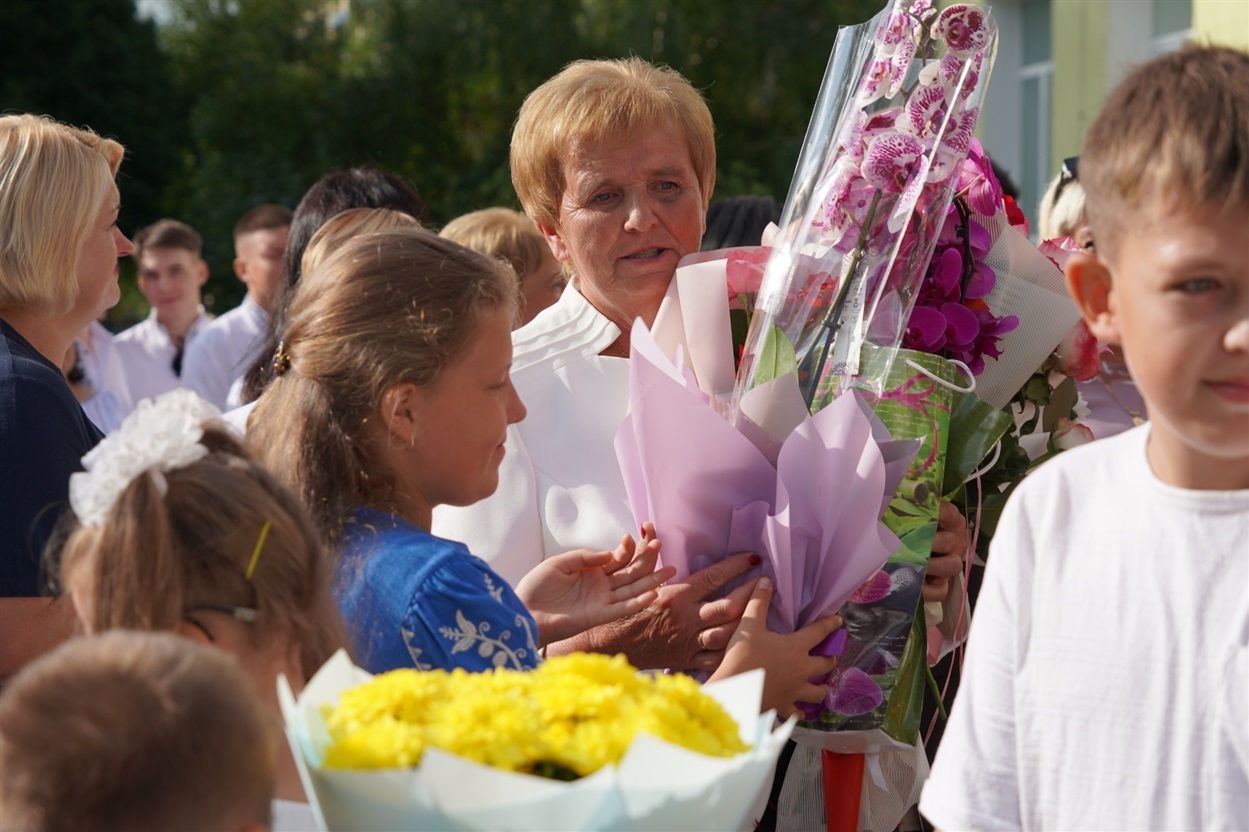 Учні та учениці ліцею вітають свою директорку 
