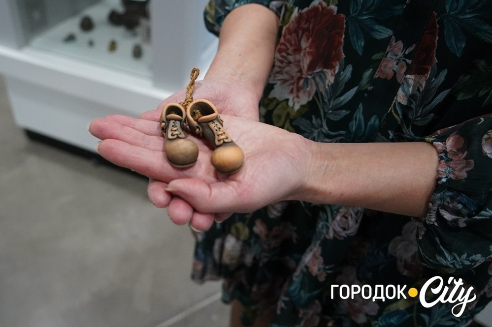 Сувенірні черевички придбані в Ялті. 