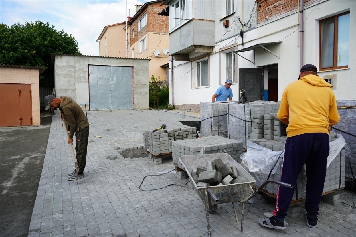 Ремонт прибудинкової території багатоповерхівки у Городку у 2023 році