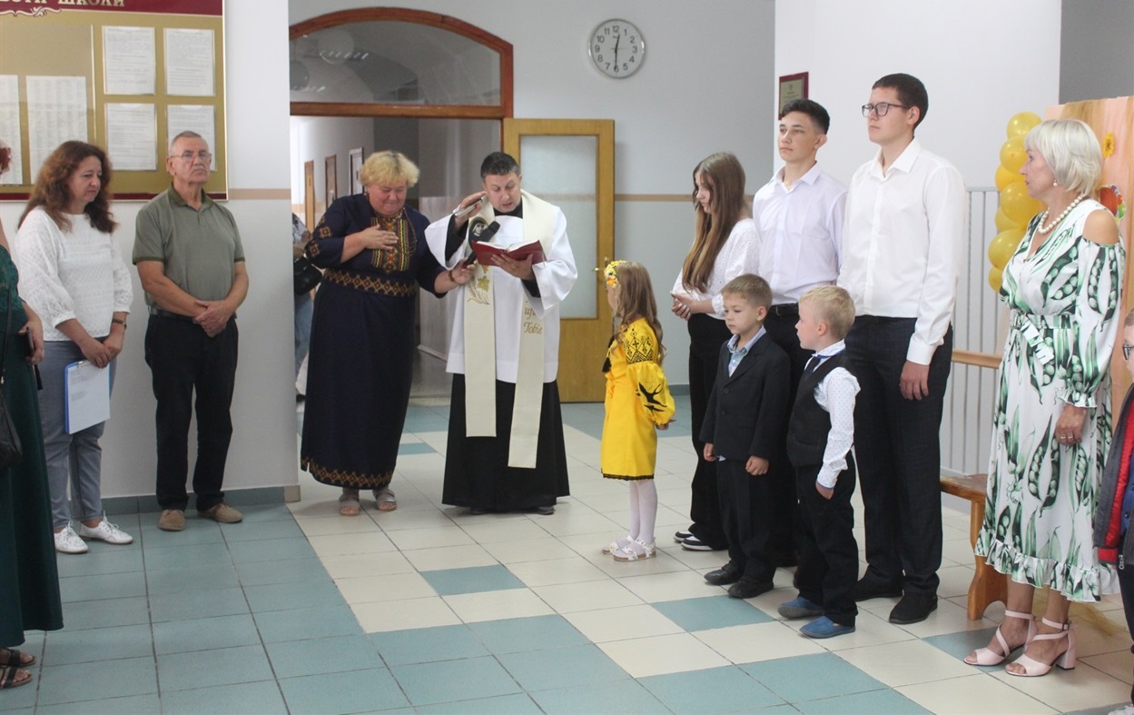 Боже благословення уділив шкільній родині о. Андрій Сідлецький.
