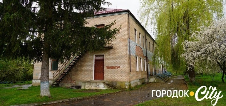 У Городку в рамках проєкту переооблаштовують колишню будівлю дошкільного закладу «Ялинка», яка вже не один рік пустує. І вперше в Україні даний проєкт підтримала УВКБ ООН.