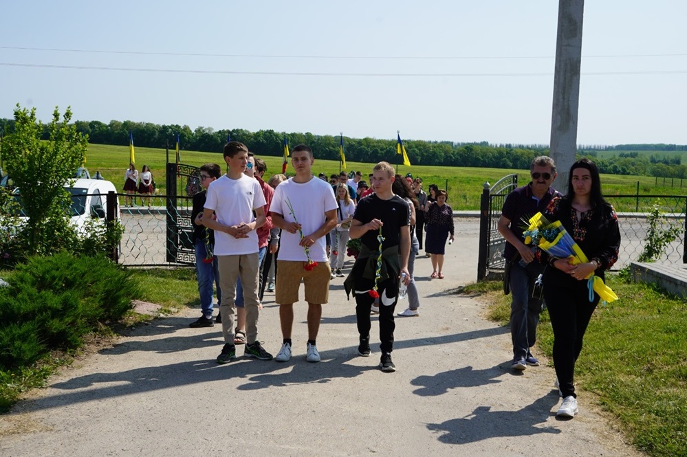 Учні Городоцького ліцею №1 разом з рідними загиблими воїнів вшанують пам'ять своїх Героїв