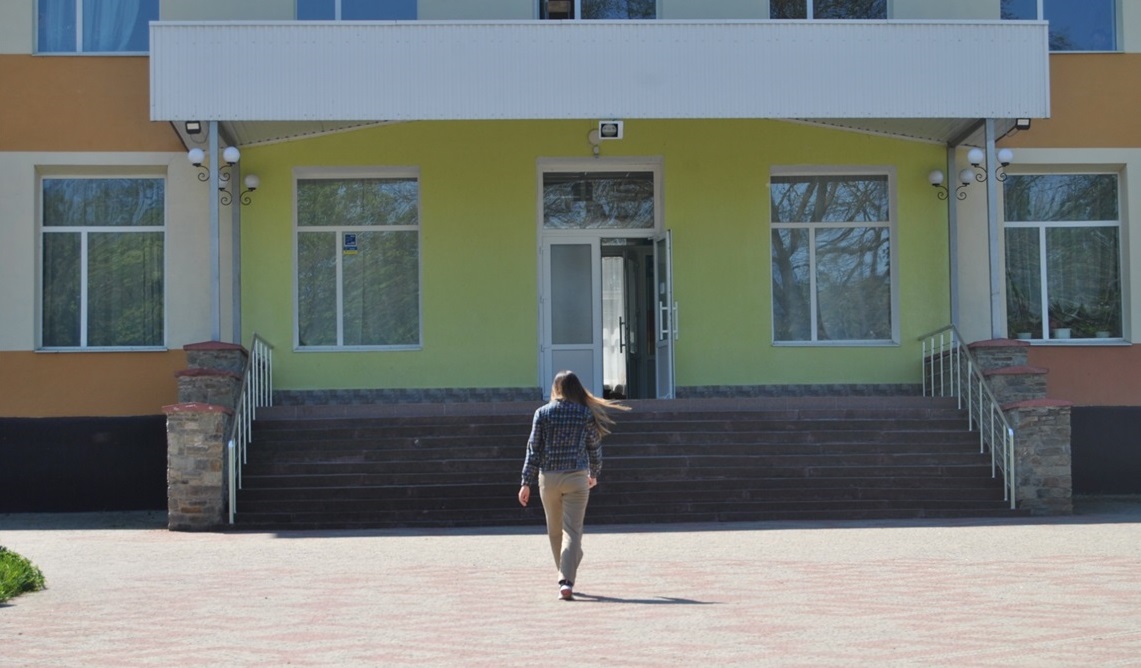 А поки що дівчина ходить коридорами школи, садить саджанці дерев у Саду Перемоги та мріє про мирне завтра. 