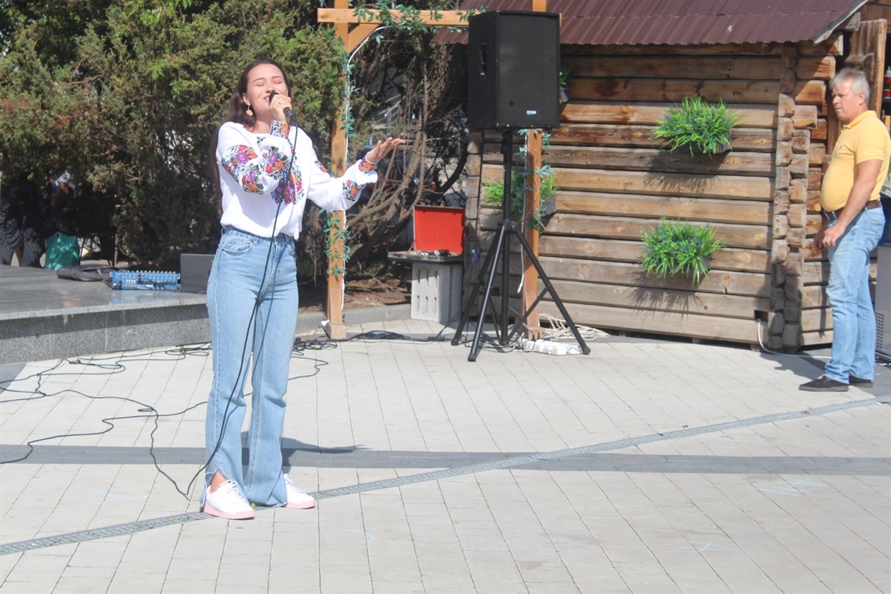 Вікторія співала пісню «Обійміте ж».