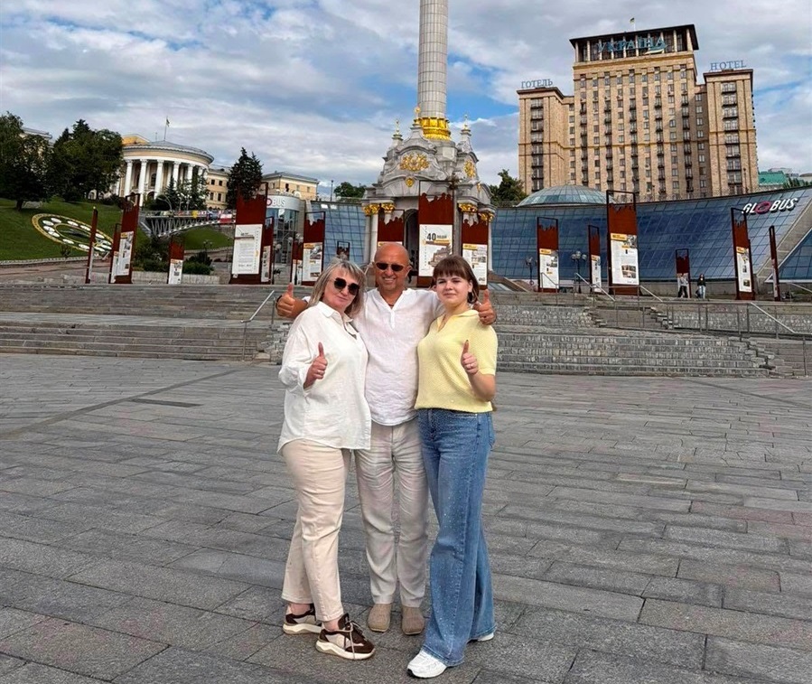 Олександра Діновська з очільником освітньої галузі та своєю вчителькою у столиці